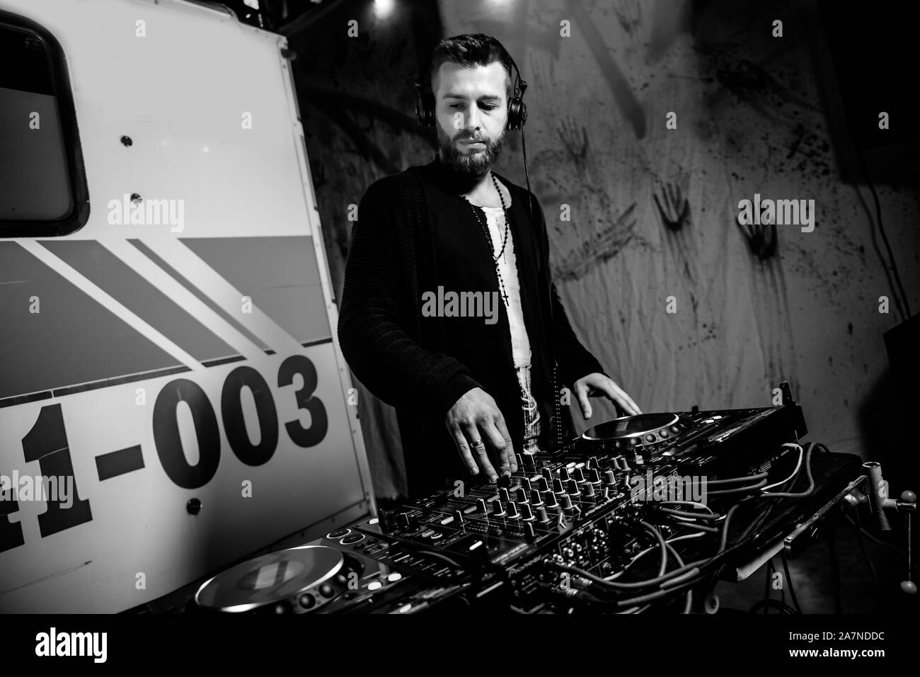 KHARKIV, Ucraina - 26 ottobre 2019: DJ suona live set e mixare la musica sulla console di piattaforma girevole nella fase nei night club. Disc Jokey mani su un suono Foto Stock