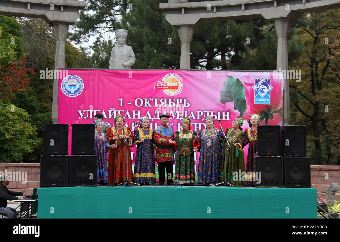 Il canto tradizionale in un concerto all'aperto a Oak Park a Bishkek Foto Stock