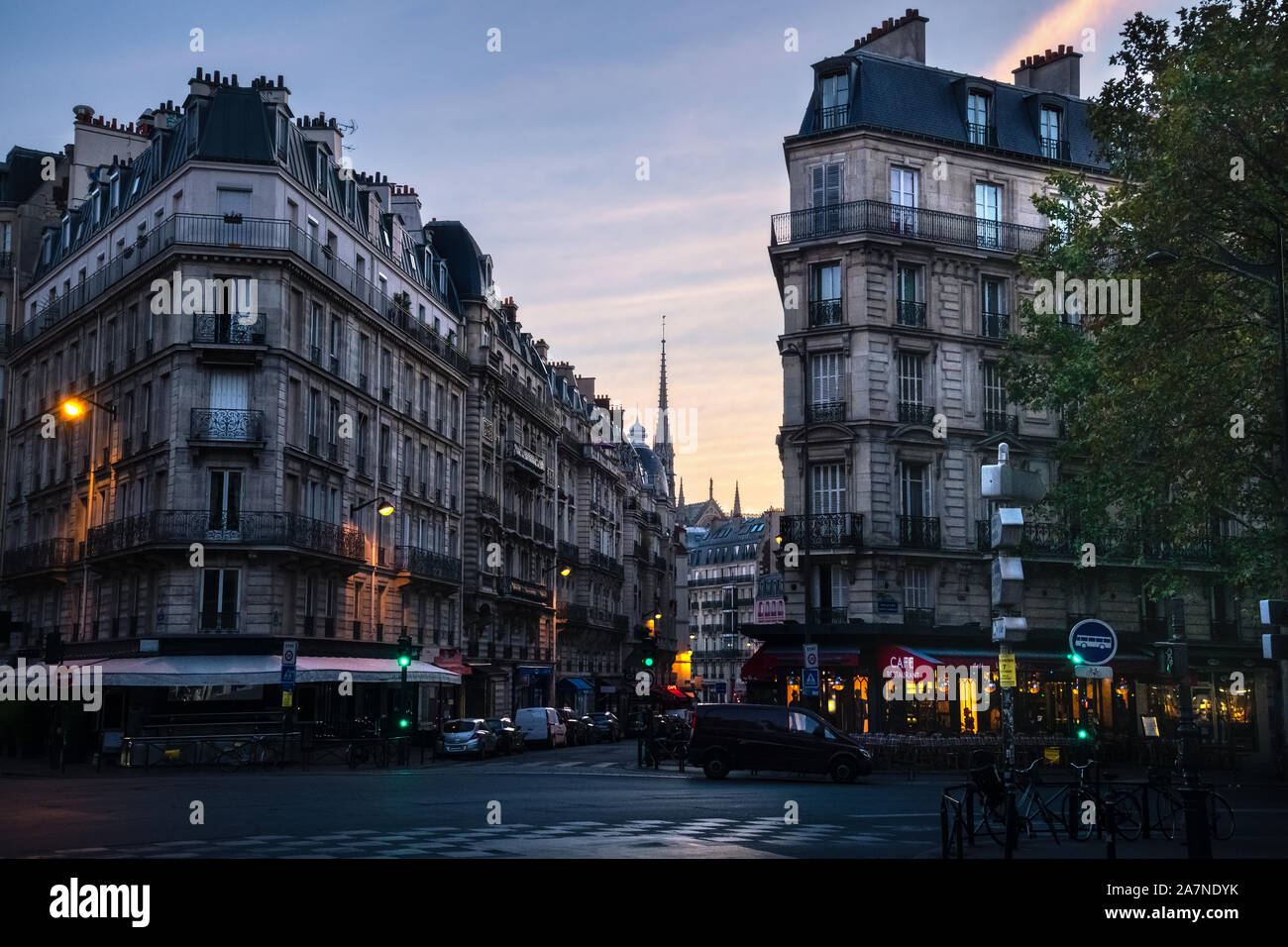 Strada parigina, vicino all'università Sorbone all'alba, con la cattedrale di Notre Dame visto in background Foto Stock