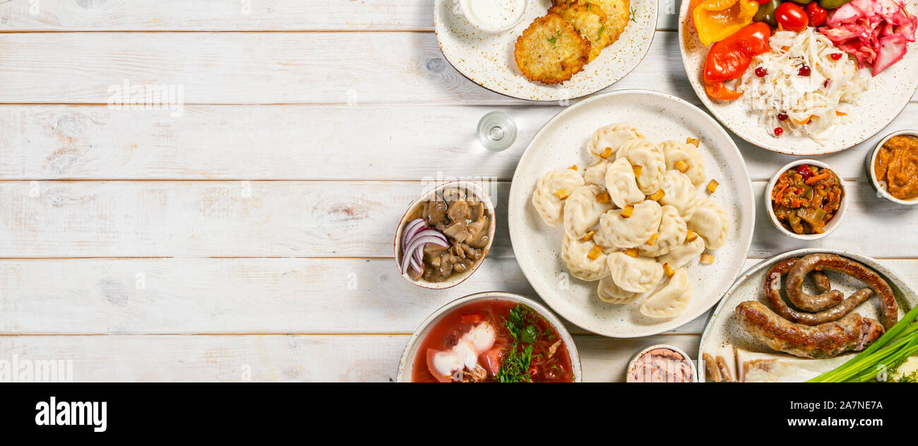 Selezione di tradizionali ucraine cibo - borsch, perogies, torte di patate e verdure sottaceto Foto Stock