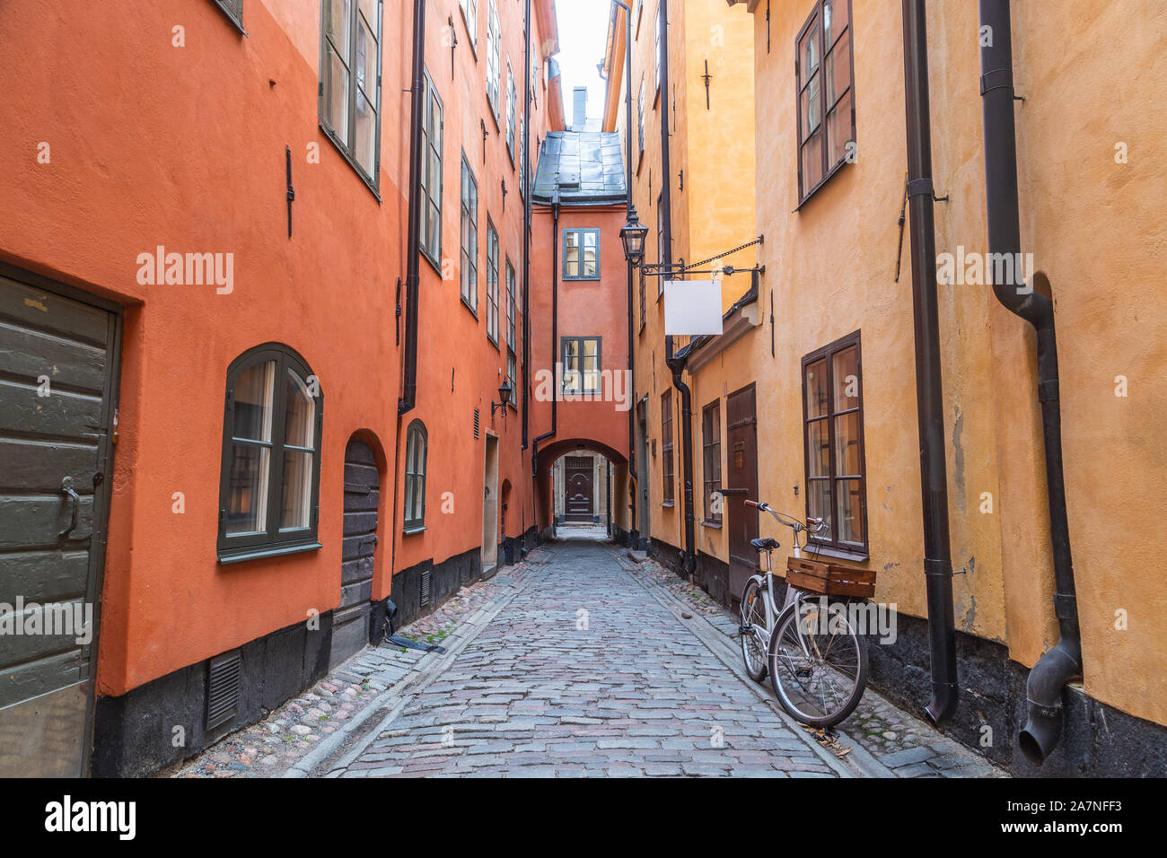 Colorate strade a Gamla Stan (la Città Vecchia) di Stoccolma. Mostra una bella facciata ad arco e architettura. Foto Stock