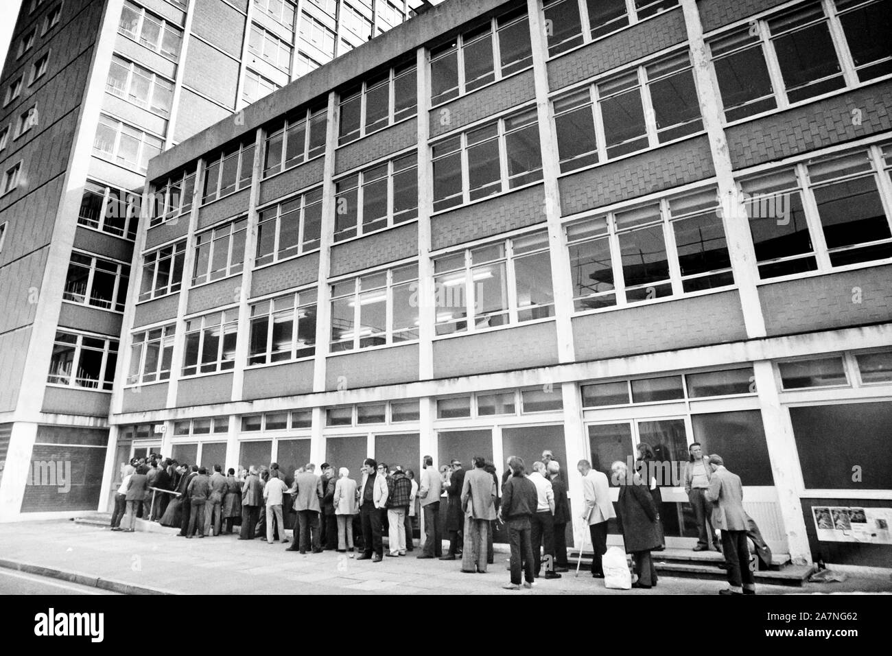 Gli uomini disoccupati accodano in un ufficio del South London, UK, DHSS negli anni 80. Fotografato nel 1985 Foto Stock