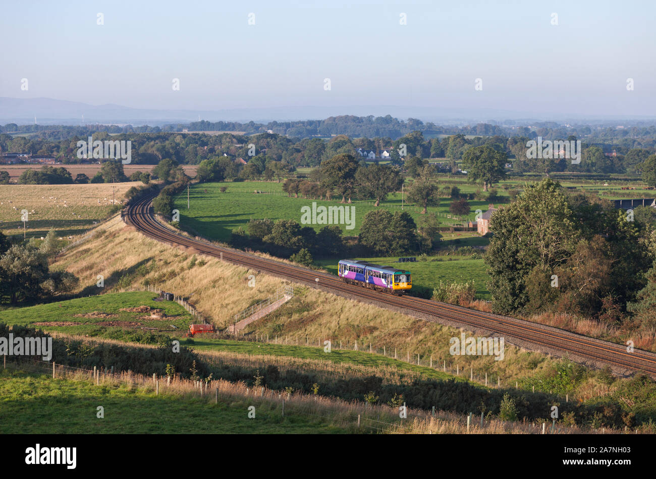 Arriva Nord classe rampa 142 pacer treno passa come mulino sul Tyne valley line Foto Stock