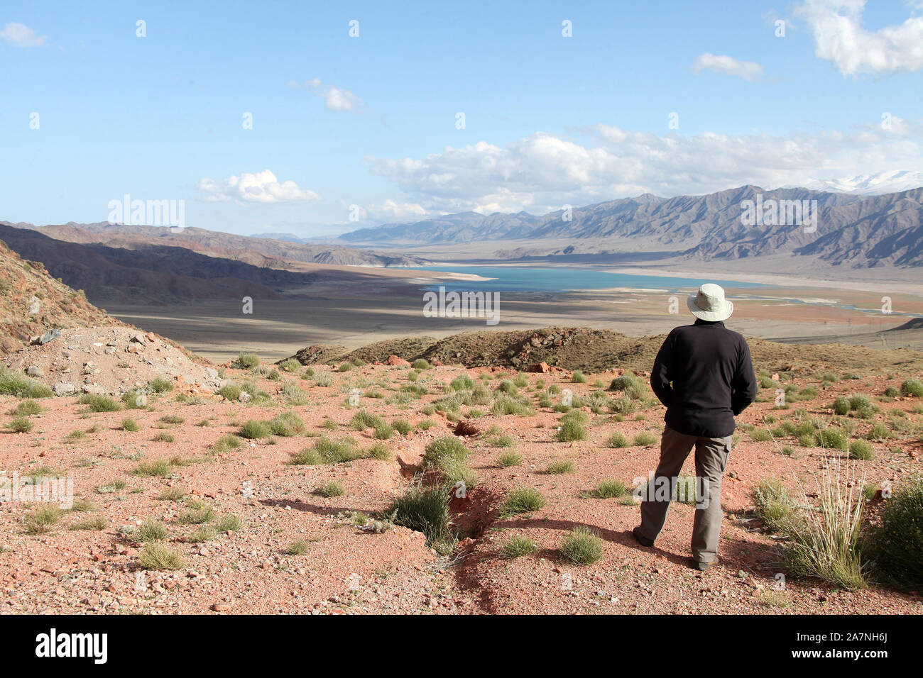 Tourist nel nord del Kirghizistan guardando verso il serbatoio Orto-Tokoy Foto Stock