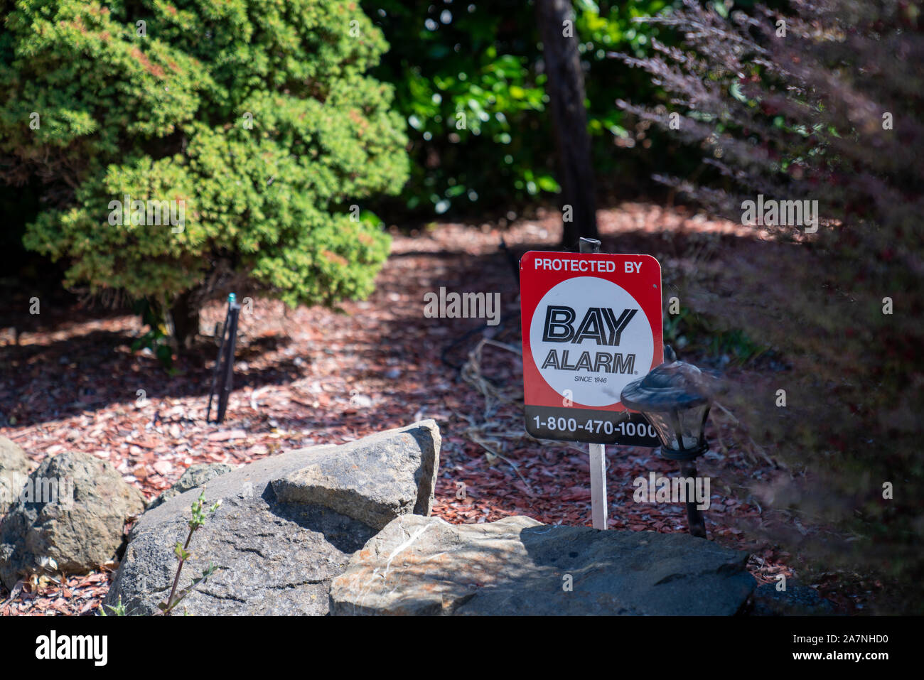 Protetto da Bay Area segno di allarme al di fuori di casa Foto Stock