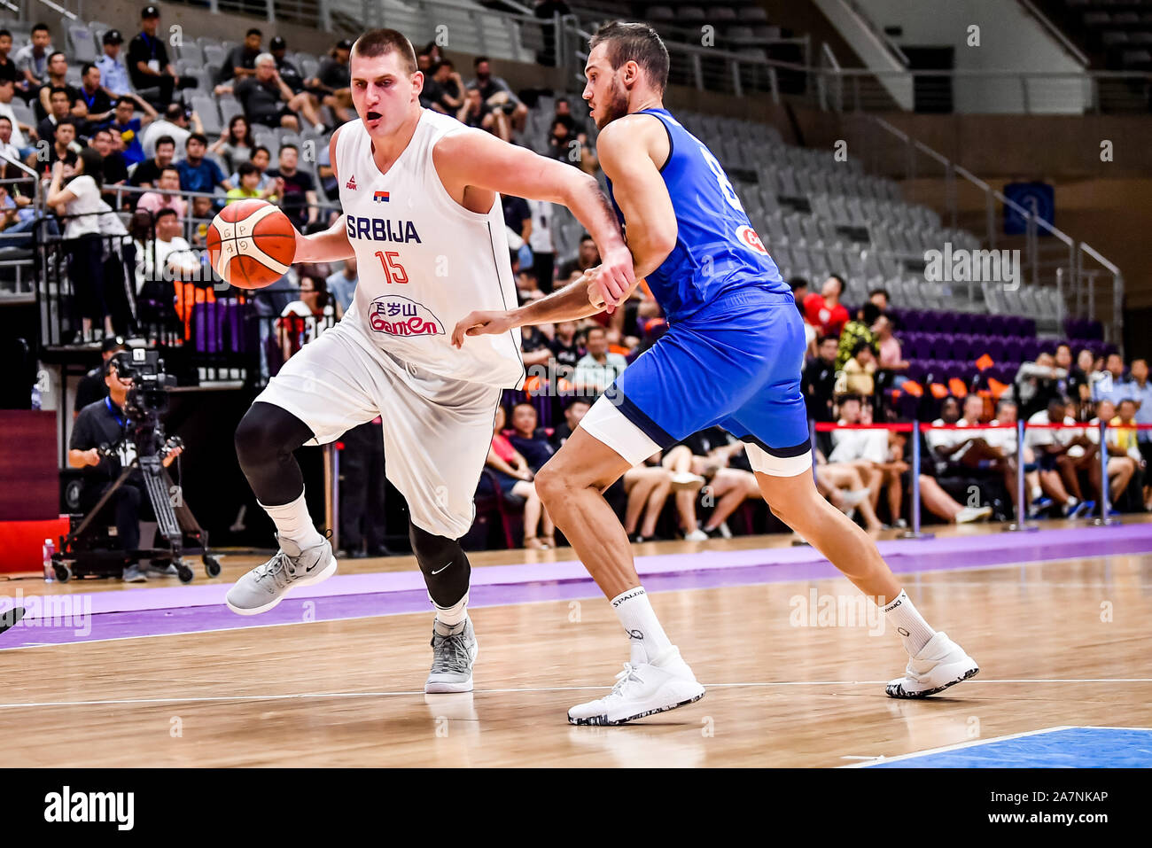 Nikola Jokic, un Serbo giocatore di pallacanestro professionale, sinistra, mantiene la sfera mentre ha difeso da Danilo Gallinari, un italiano di basket professionistico pl Foto Stock