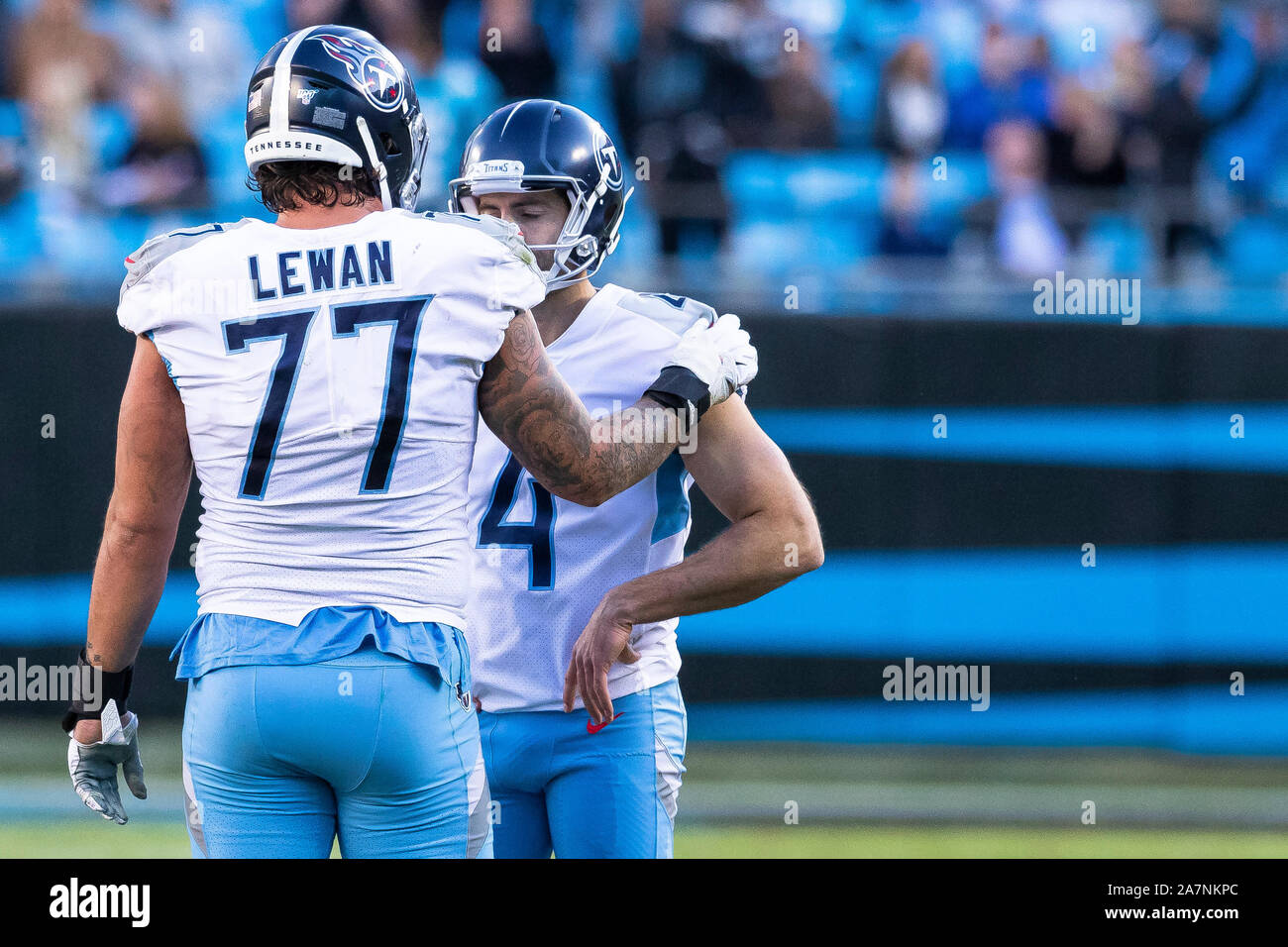 Charlotte, NC, Stati Uniti d'America. 3 Novembre, 2019. Tennessee Titans offensivo affrontare Taylor Lewan (77) Comfort kicker Ryan Succop (4) dopo egli manca un obiettivo del campo nel quarto trimestre contro la Carolina Panthers nella NFL matchup presso la Bank of America Stadium di Charlotte, NC. (Scott Kinser/Cal Sport Media). Credito: csm/Alamy Live News Foto Stock