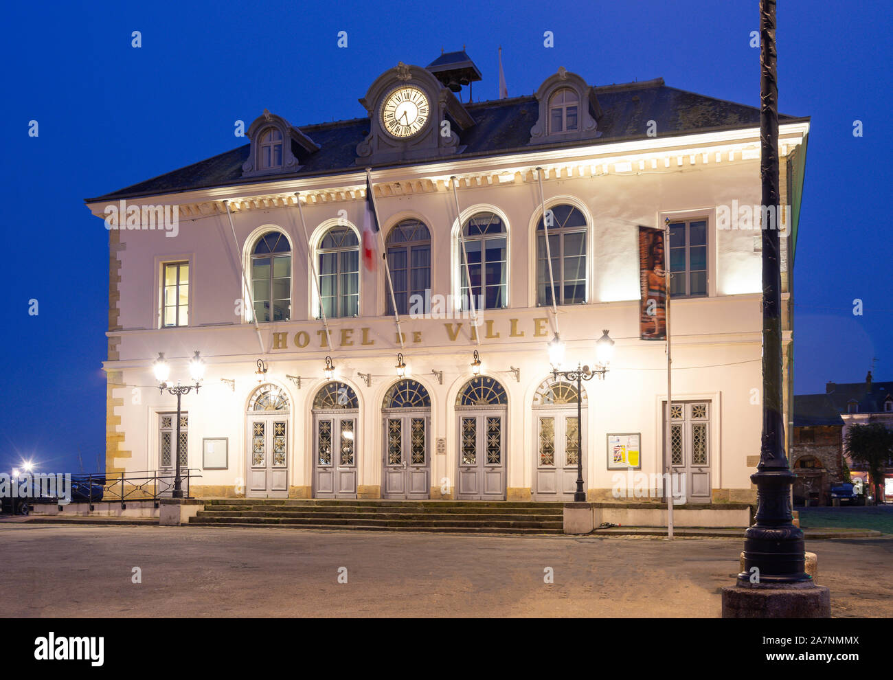 Hotel de Ville (municipio) al tramonto, Quai Saint Etienne, Honfleur porto di Honfleur, Normandia, Francia Foto Stock