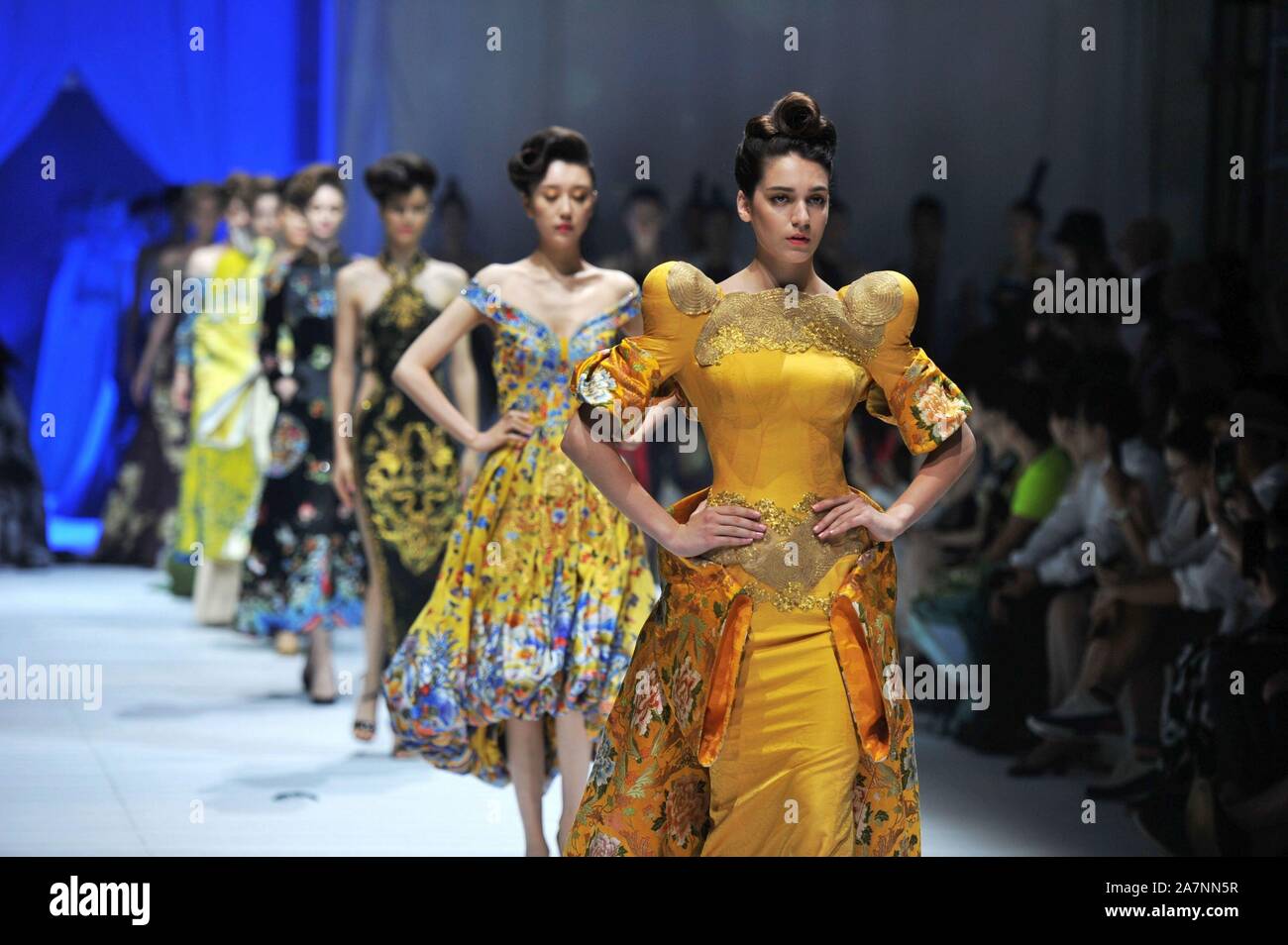 I modelli di costumi di visualizzazione dotato di elementi Cinesi durante un film a tema per la sfilata di moda di Qingdao Film & TV Design Week nella città di Qingdao, Cina orientale" Foto Stock