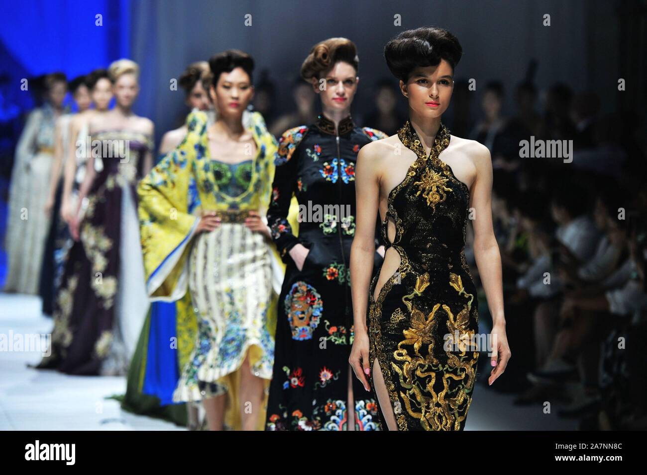 I modelli di costumi di visualizzazione dotato di elementi Cinesi durante un film a tema per la sfilata di moda di Qingdao Film & TV Design Week nella città di Qingdao, Cina orientale" Foto Stock