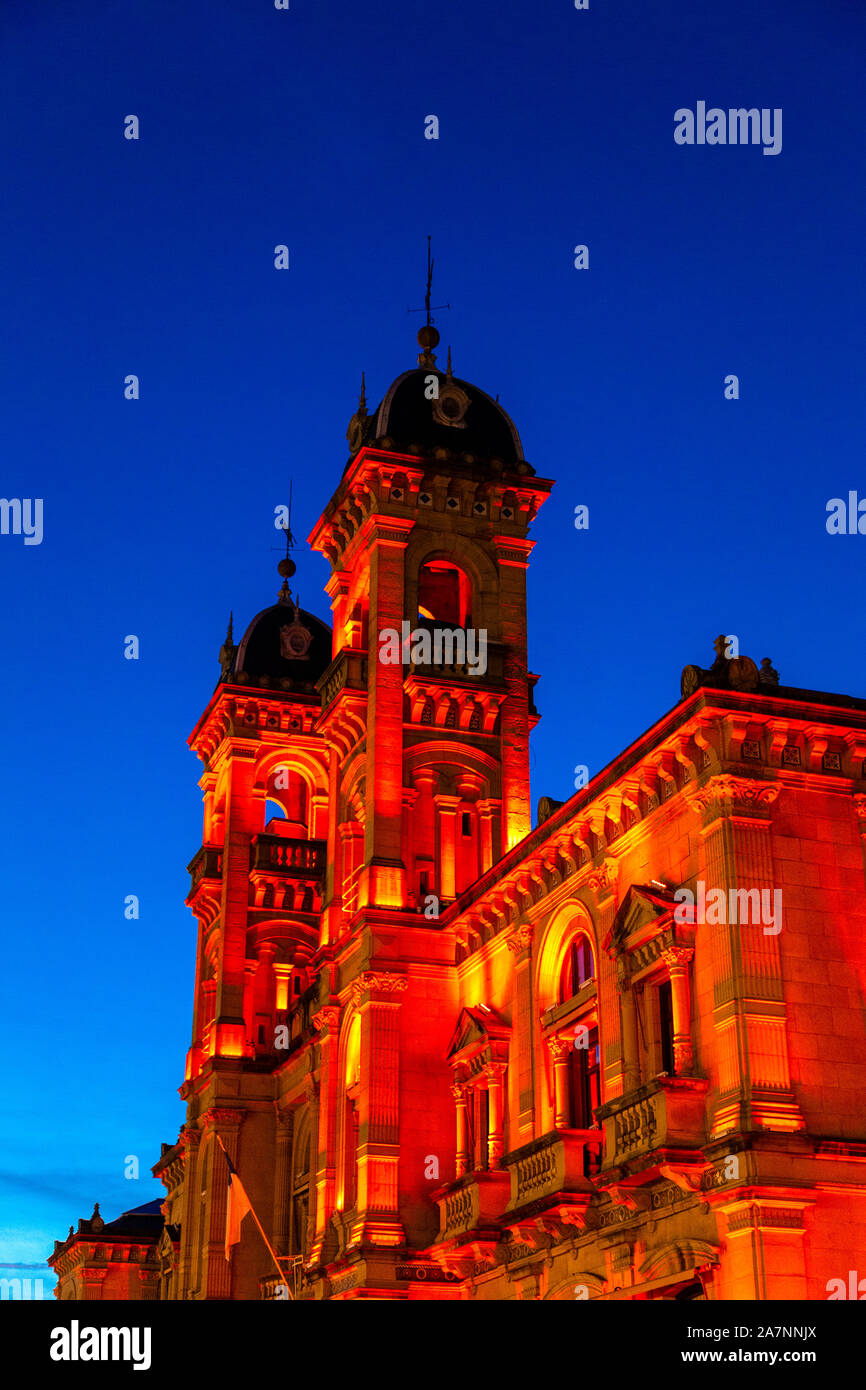 City Hall illuminata di notte, San Sebastian, Spagna Foto Stock