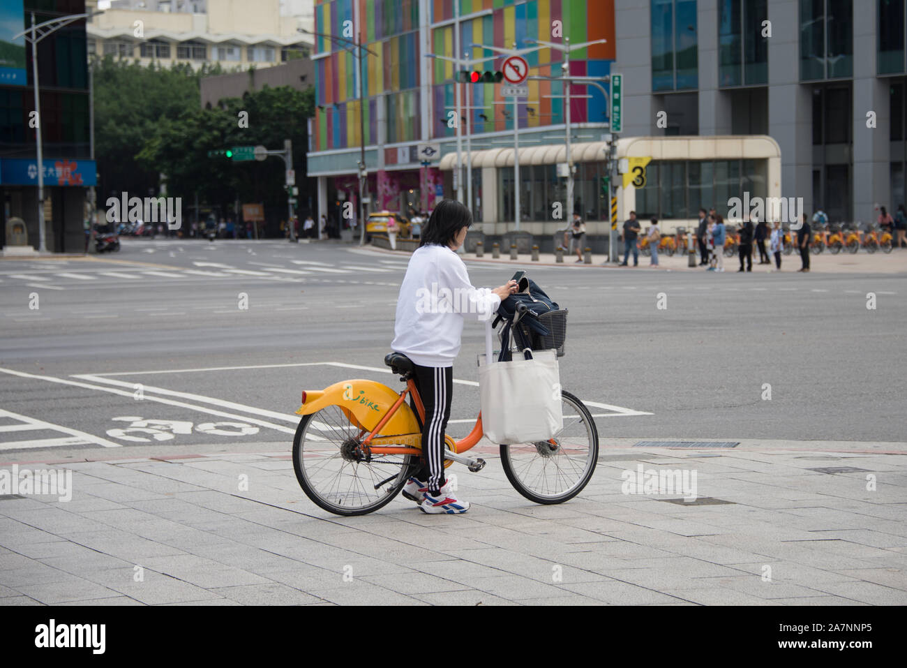 Signora su una bicicletta Foto Stock