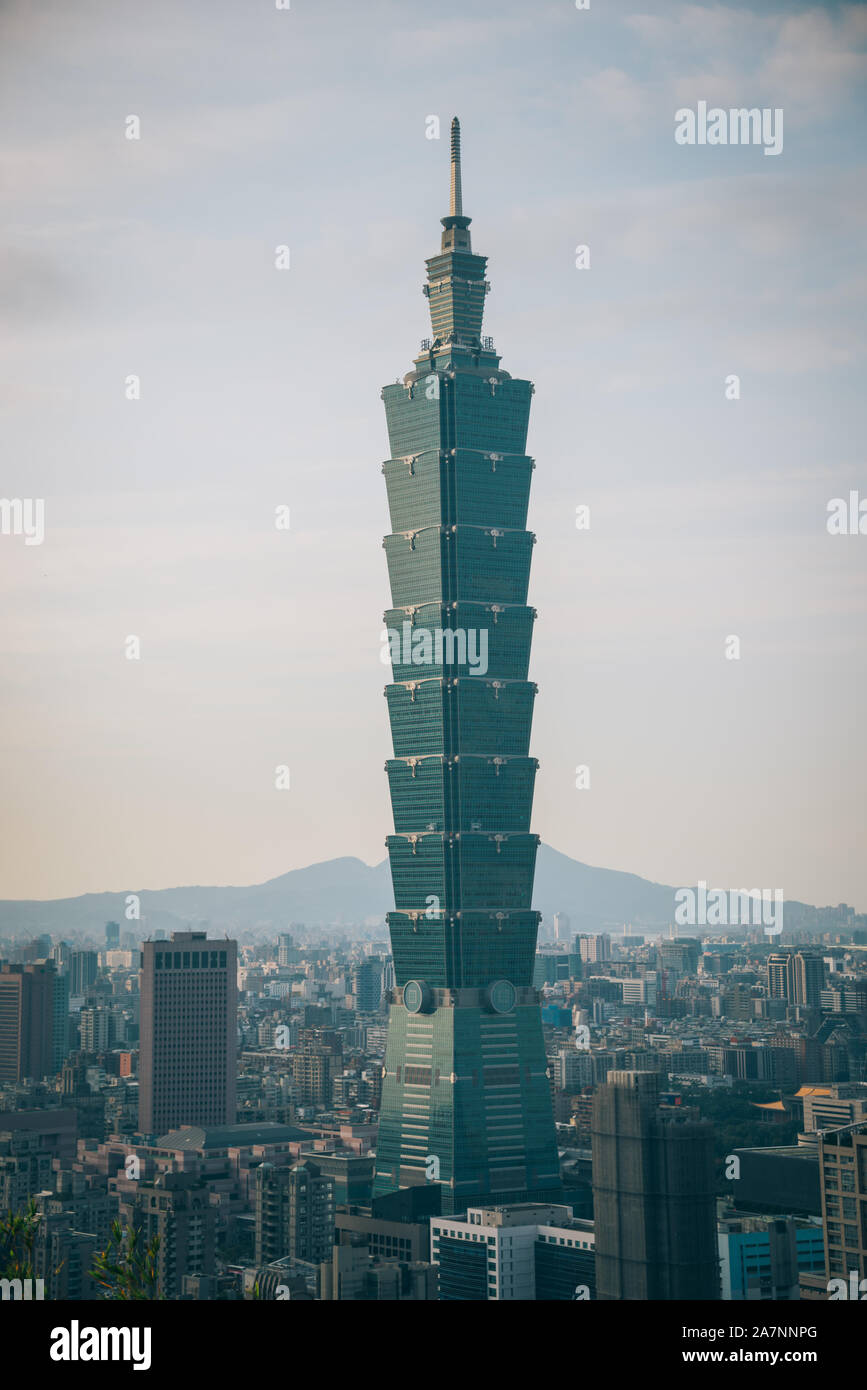 Si affacciano su di Taipei 101 sulla cima della montagna Foto Stock