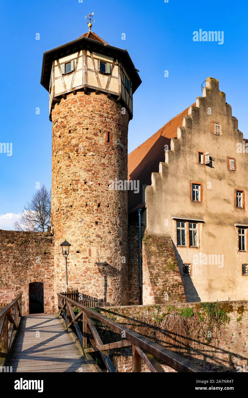Michelstadt, con le mura e la torre di guardia, la storica città vecchia nel Odenwaldkreis, Bergstrasse Foto Stock