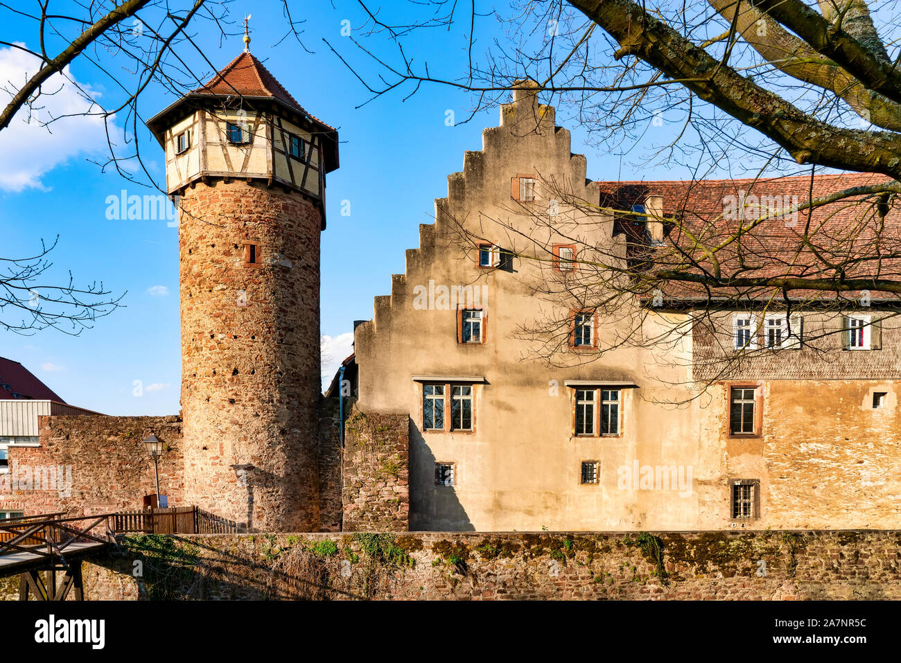 Michelstadt, con le mura e la torre di guardia, la storica città vecchia nel Odenwaldkreis, Bergstrasse Foto Stock