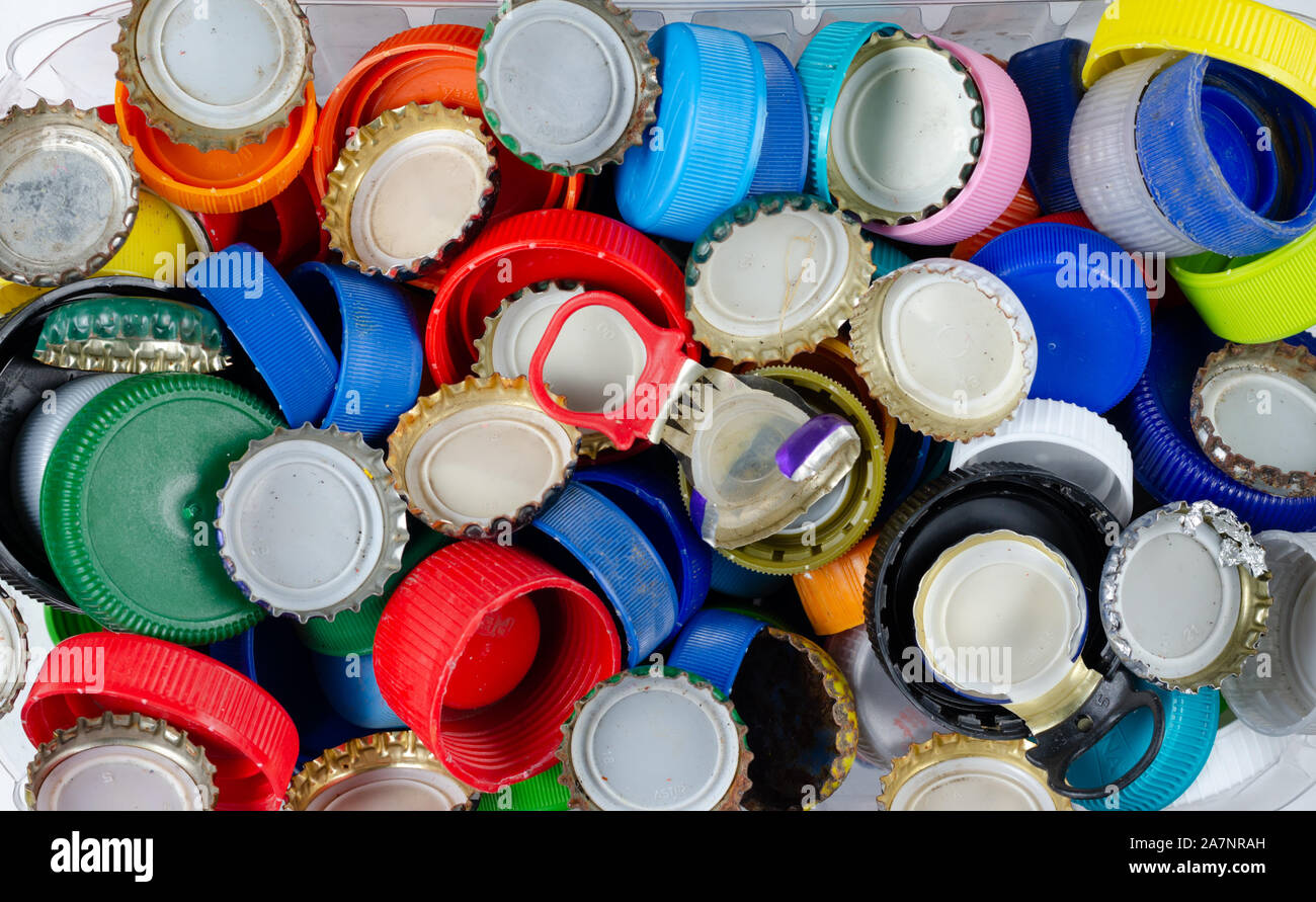 Close up mix di metallo e di plastica tappi di bottiglie in un cestino  della spazzatura Foto stock - Alamy