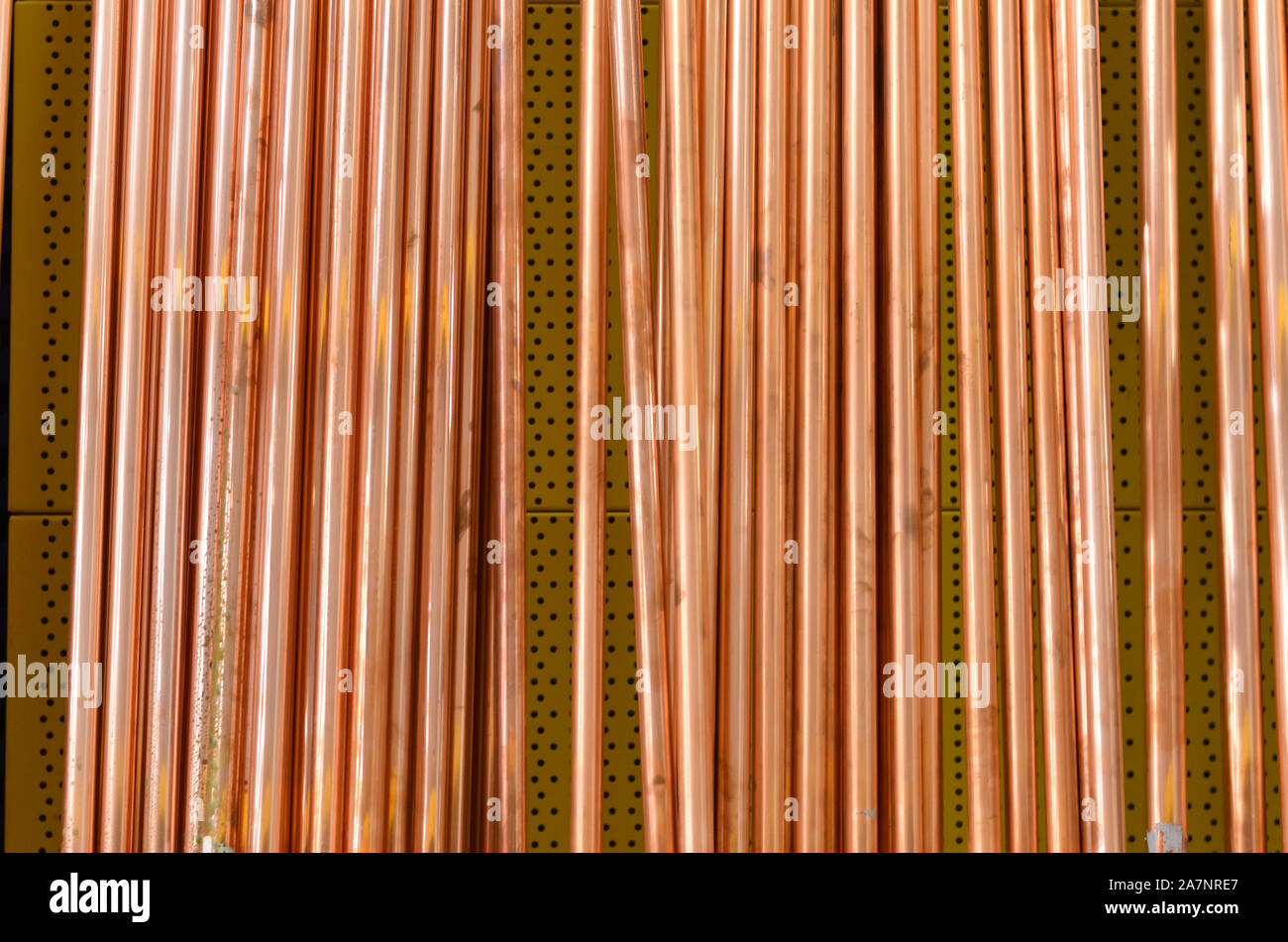 Pila verticale dei tubi di rame sul ripiano . Foto Stock