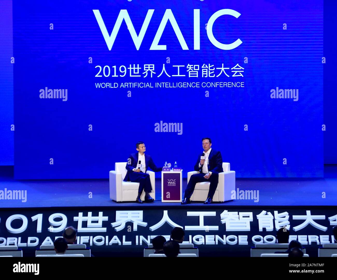 Cinese magnate business Ma Jack, sinistra, colloqui con tecnologia americana di imprenditore, investitore e l'ingegnere Elon Musk, destra, durante l'apertura cerem Foto Stock