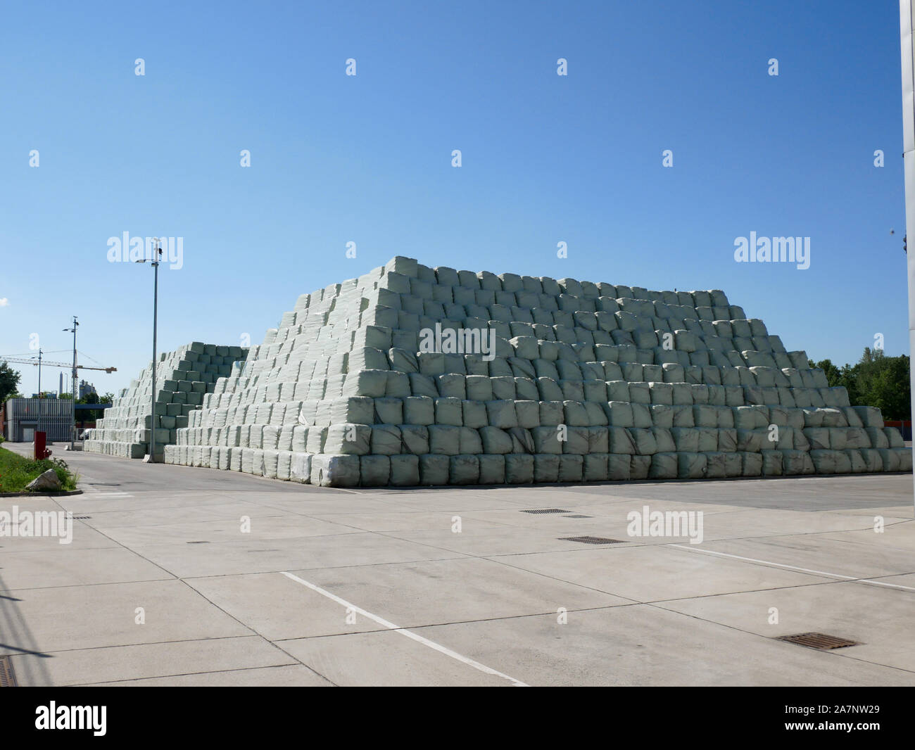 Pile di avvolgere i rifiuti solidi memorizzati su un campo accanto a Pfaffenau termoutilizzatore a Vienna Austria Foto Stock
