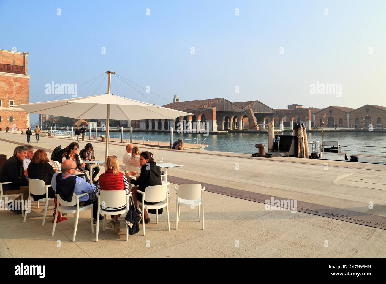 Caffe bar TESA 105 al lato nord del bacino Arsenale. Foto Stock