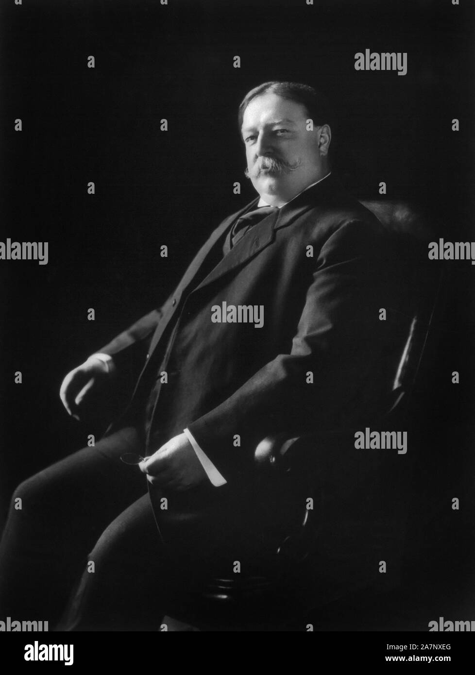 William Howard Taft (1857-1930), 27° Presidente degli Stati Uniti, 1909-1913 decimo capo della Giustizia degli Stati Uniti, 1921-1930 Three-Quarter lunghezza Ritratto, Foto di G.V. Buck, 1908 Foto Stock