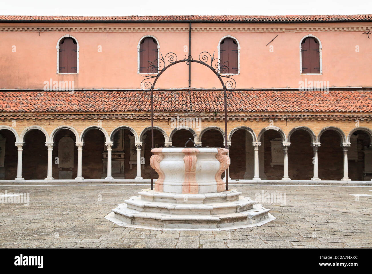Pozzo di acqua (pozzo), il cortile della chiesa di San Michele in Isola. Chiesa di San Michele cimitero Isola, Venezia. Cimitero di San Michele. Foto Stock