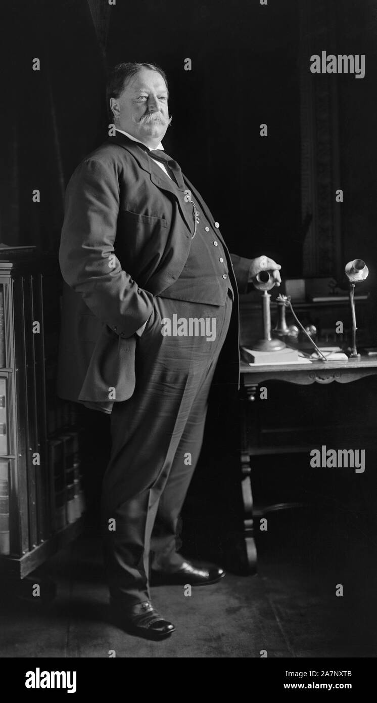 William Howard Taft ricezione di chiamata telefonica da U.S. Presidente Theodore Roosevelt informandolo che egli era stato nominato come candidato repubblicano PER GLI STATI UNITI Presidente, fotografia di George W. Harris, Harris & Ewing, Giugno 1908 Foto Stock