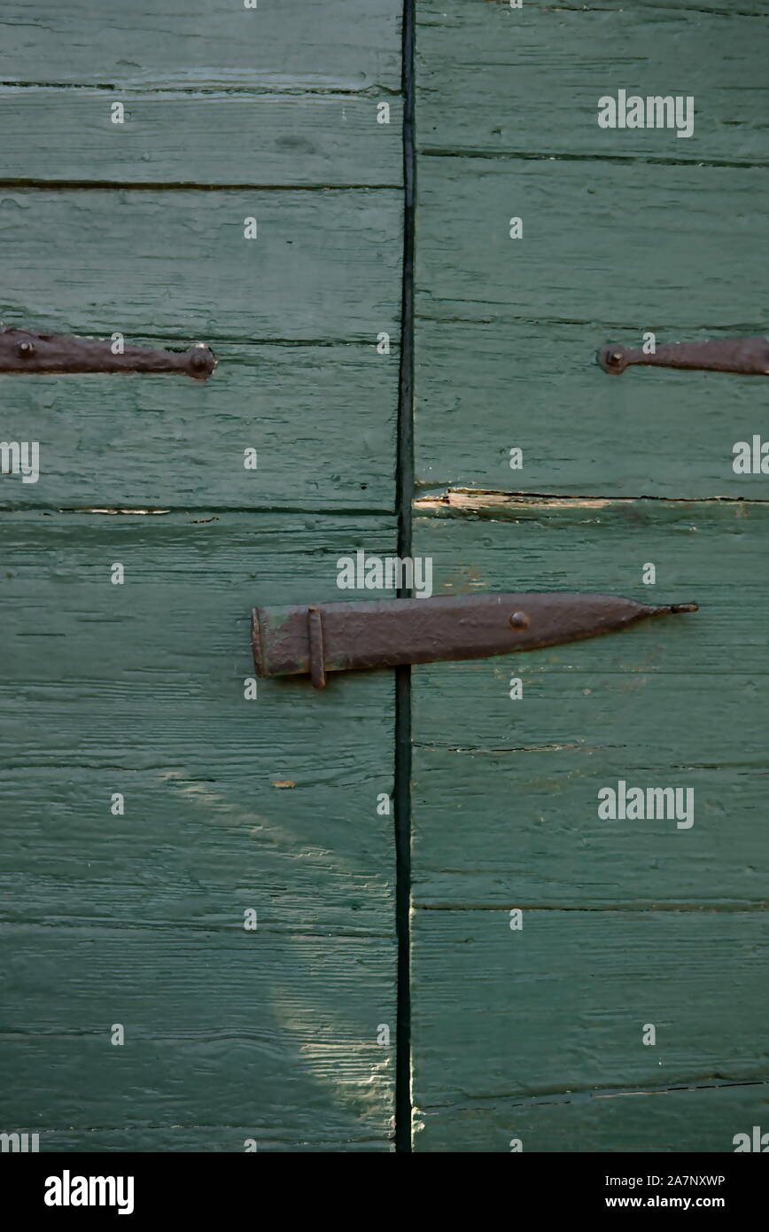 Chiusura di tapparelle in legno antico, chiuse, verdi, con cerniere e  chiavistelli in metallo fatti a mano Foto stock - Alamy