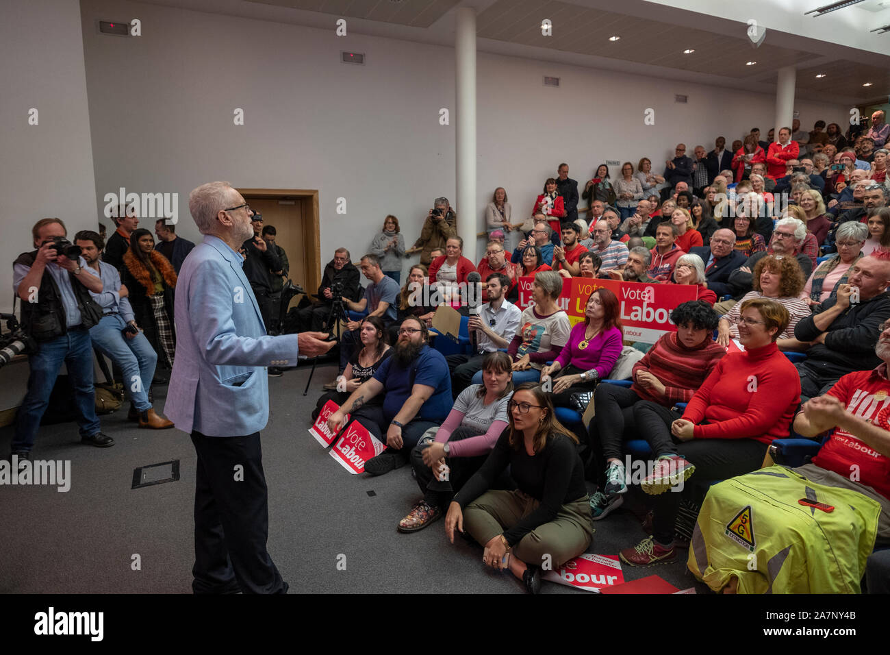 Elezione del Regno Unito 2019 raduno di lavoro tenutasi a Gloucester Università Oxstalls campus. Leader laburista Jeremy Corbyn visite Gloucester all'inizio della sua campagna per diventare primo Ministro. Foto Stock