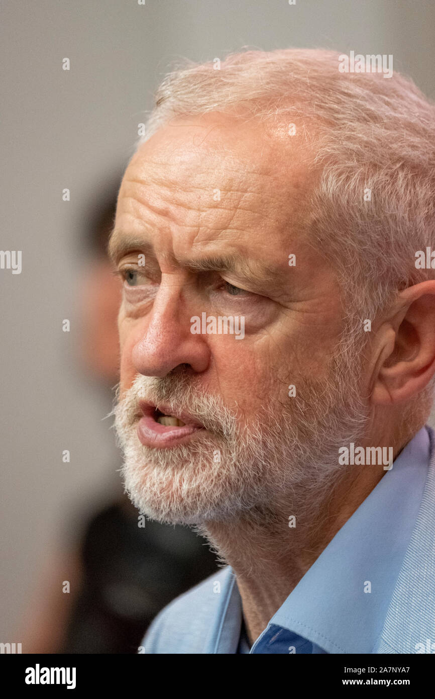 Elezione del Regno Unito 2019 raduno di lavoro tenutasi a Gloucester Università Oxstalls campus. Leader laburista Jeremy Corbyn visite Gloucester all'inizio della sua campagna per diventare primo Ministro. Foto Stock