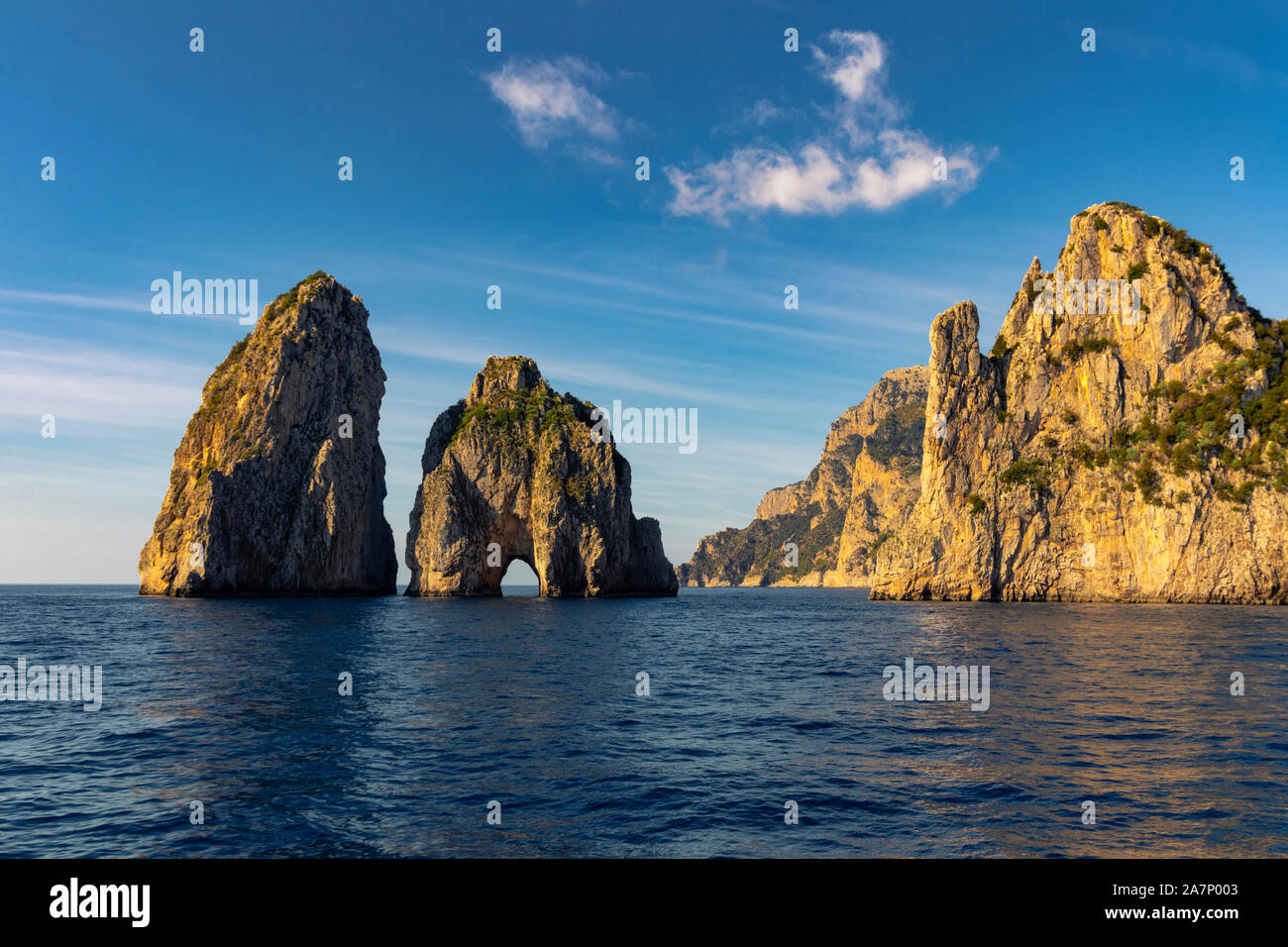 Magnifica formazione di roccia Faraglioni di Mezzo a isola di Capri, Napoli, Italia. Foto Stock