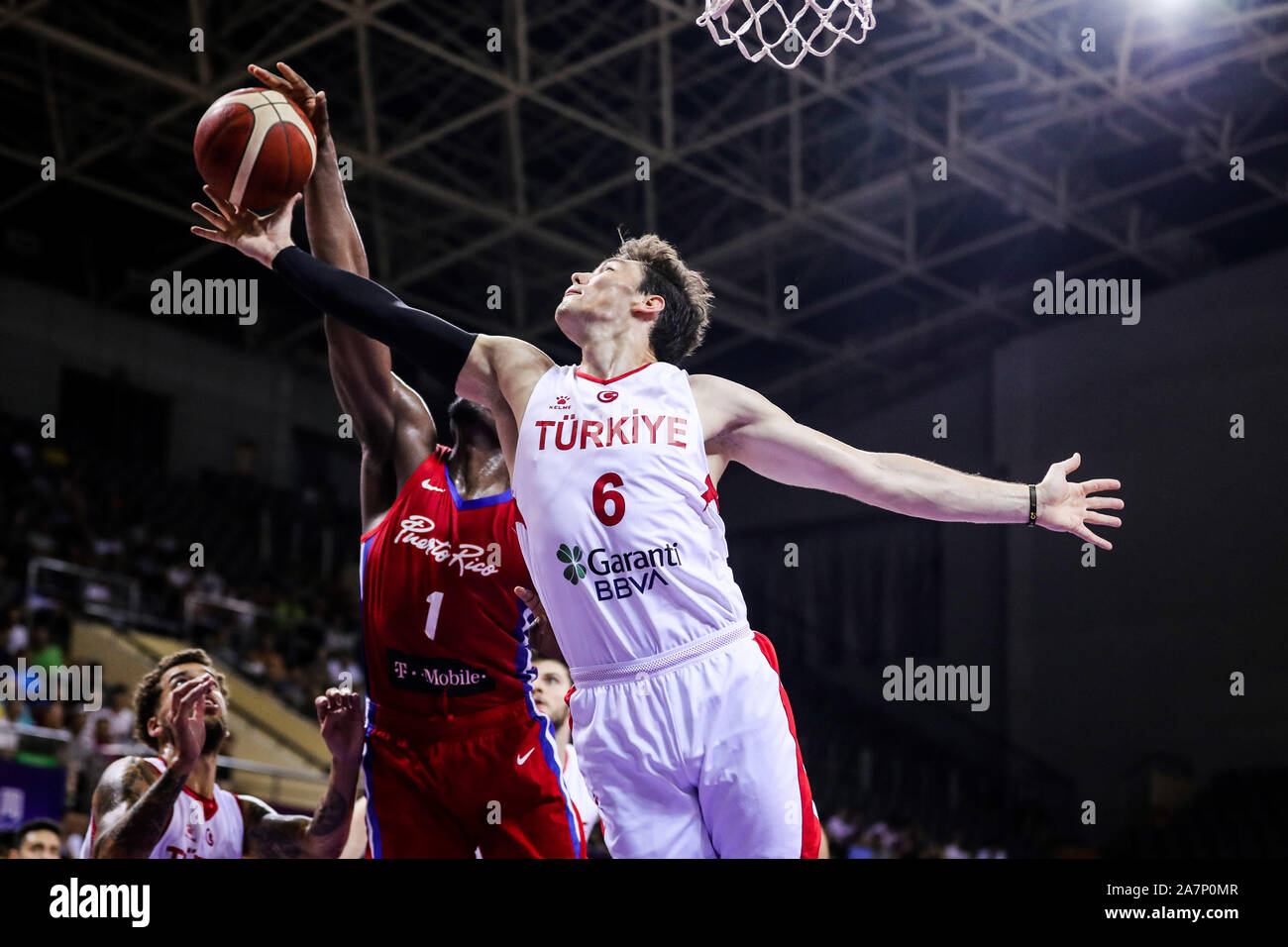 Cedi Osman, turco giocatore di pallacanestro professionale per i Cleveland Cavaliers del National Basketball Association (NBA), destra salta per ottenere il b Foto Stock