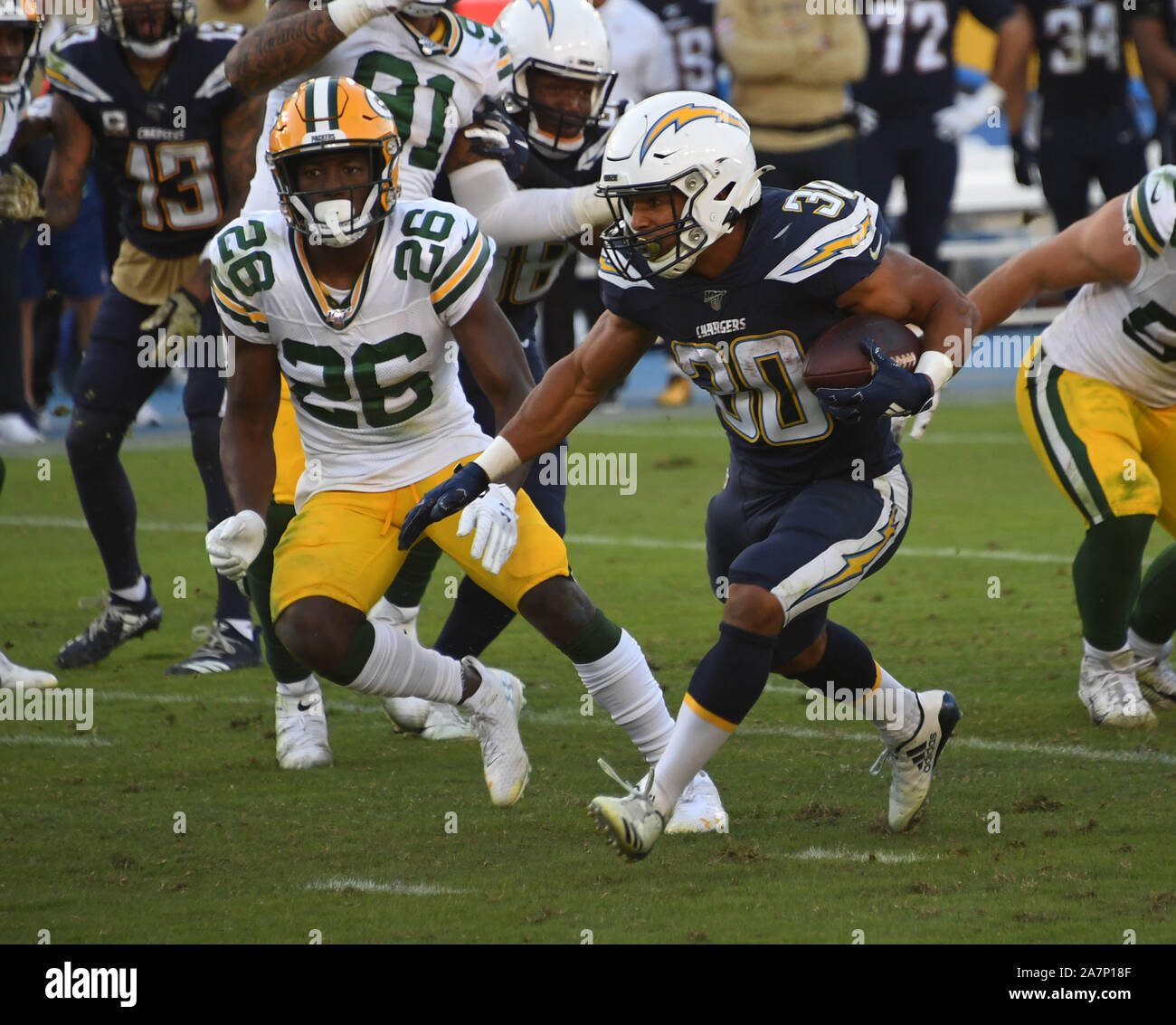 Carson, Stati Uniti. 03 Nov, 2019. Los Angeles Chargers' running back Austin Ekeler corre per yardage è affrontato da Green Bay Packers safety Darnell Savage nel quarto trimestre azione a dignità Salute Sport Park di Carson, la California il 3 novembre 2019. I caricatori battere gli imballatori 26-11.Foto di Jon SooHoo/UPI Credito: UPI/Alamy Live News Foto Stock