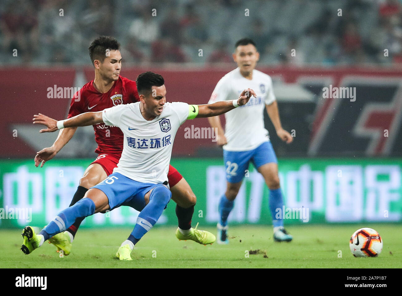 Il calcio tedesco giocatore Felix Bastians di Tianjin TEDA F.C., medio, insegue dopo la palla in gioco contro Shanghai SIPG F.C. nel ventiduesimo tondo mat Foto Stock