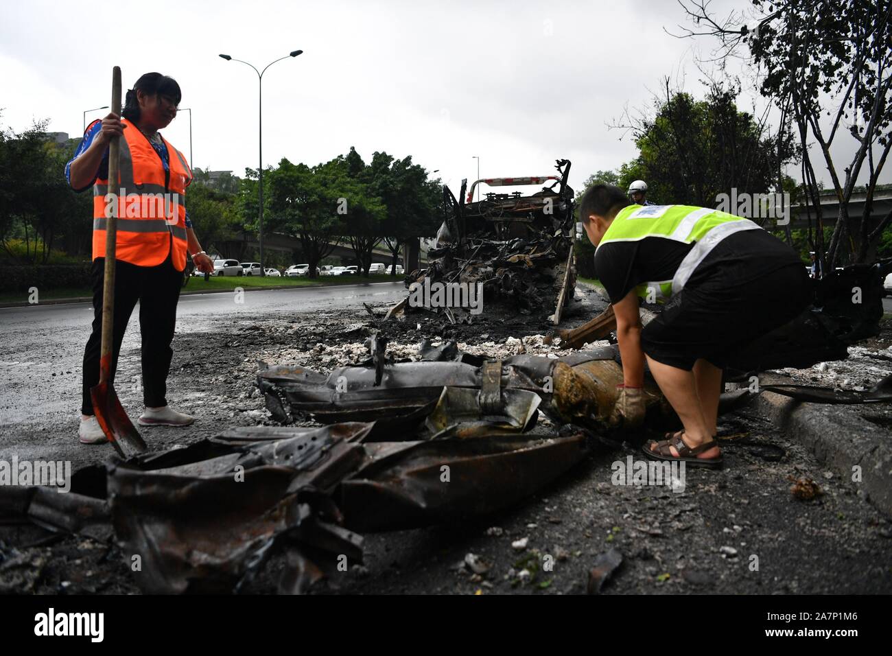 Gli operatori sanitari puliti in corrispondenza della zona dove la combustione spontanea di un auto è accaduto nella città di Chengdu, a sud-ovest della Cina¯s nella provincia di Sichuan, 5 agosto Foto Stock Gli operatori sanitari puliti in corrispondenza della zona dove la combustione spontanea di un auto è accaduto nella città di Chengdu, a sud-ovest della Cina¯s nella provincia di Sichuan, 5 agosto Foto Stock