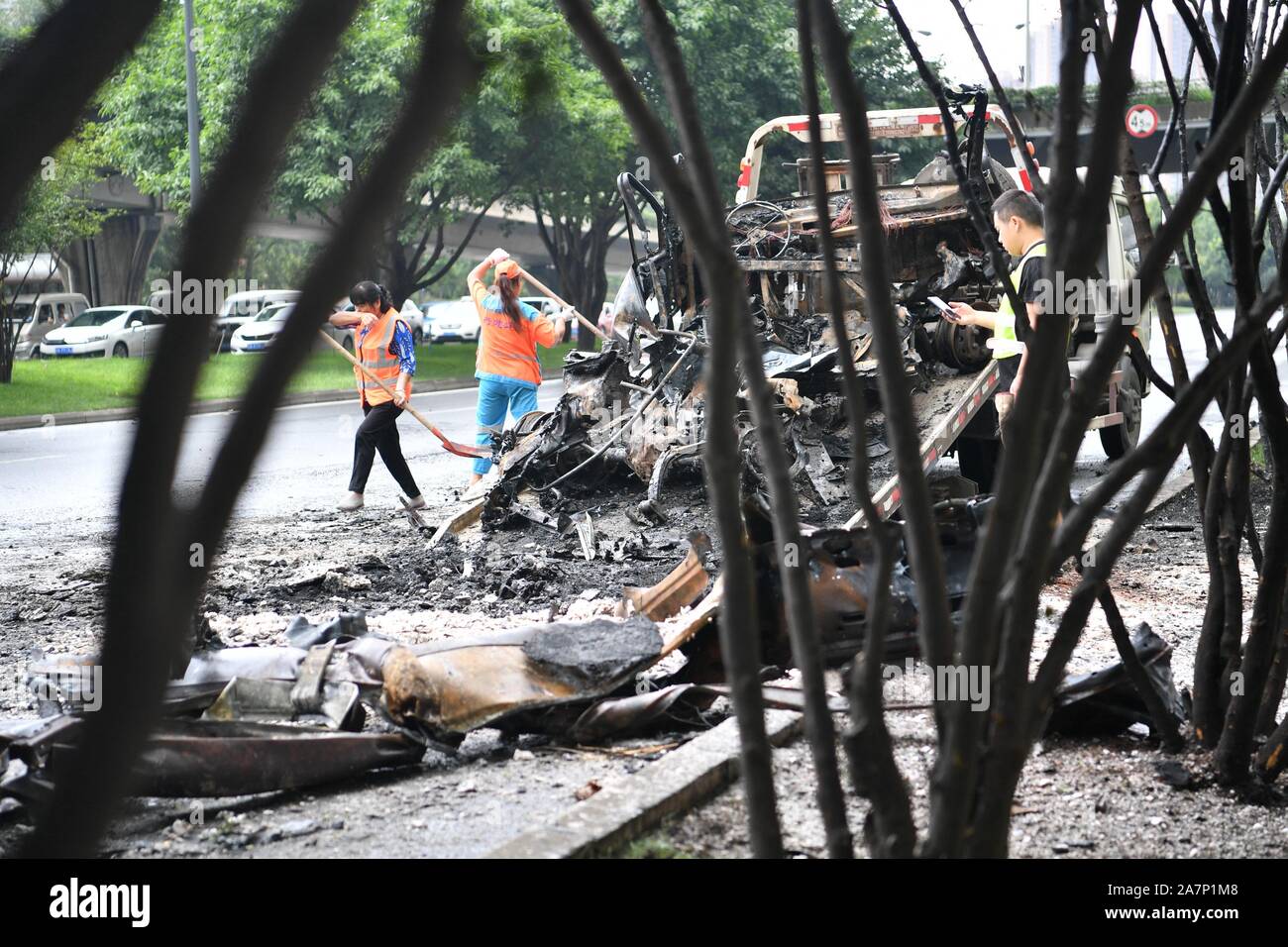 Gli operatori sanitari puliti in corrispondenza della zona dove la combustione spontanea di un auto è accaduto nella città di Chengdu, a sud-ovest della Cina¯s nella provincia di Sichuan, 5 agosto Foto Stock Gli operatori sanitari puliti in corrispondenza della zona dove la combustione spontanea di un auto è accaduto nella città di Chengdu, a sud-ovest della Cina¯s nella provincia di Sichuan, 5 agosto Foto Stock