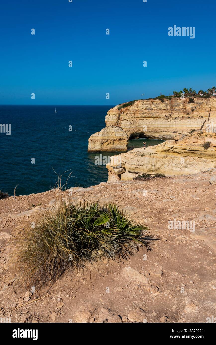 Rupi costiere e le spiagge lungo il dos Percurso Sete Vales trail, Algarve, Portogallo. Foto Stock