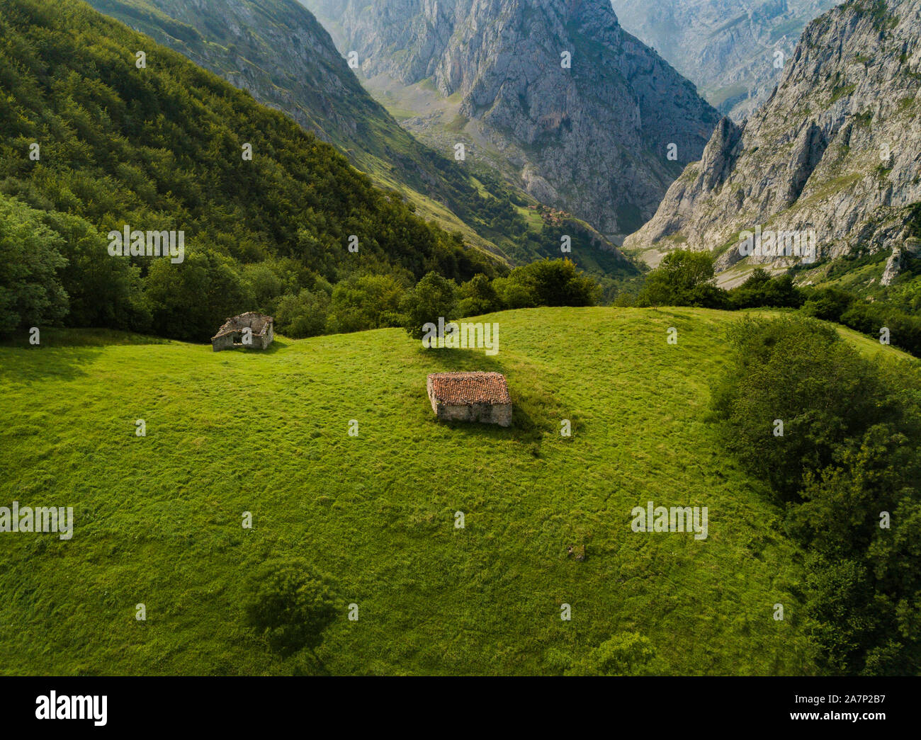 Vista aerea della montagna e una piccola casa nel Parco Nazionale di Picos de Europa. La Spagna in estate. Foto Stock