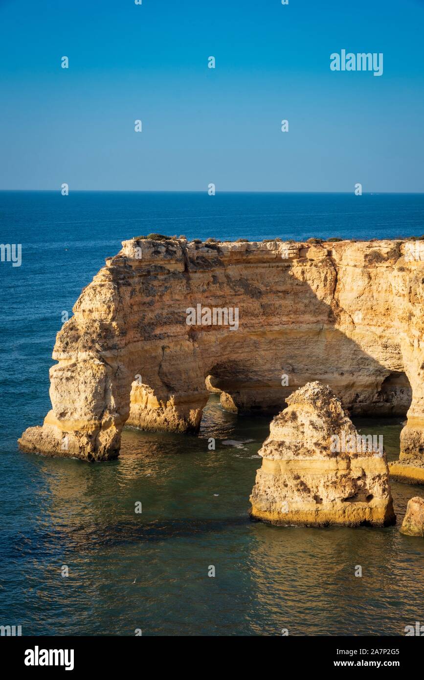 Rupi costiere e le spiagge lungo il dos Percurso Sete Vales trail, Algarve, Portogallo. Foto Stock