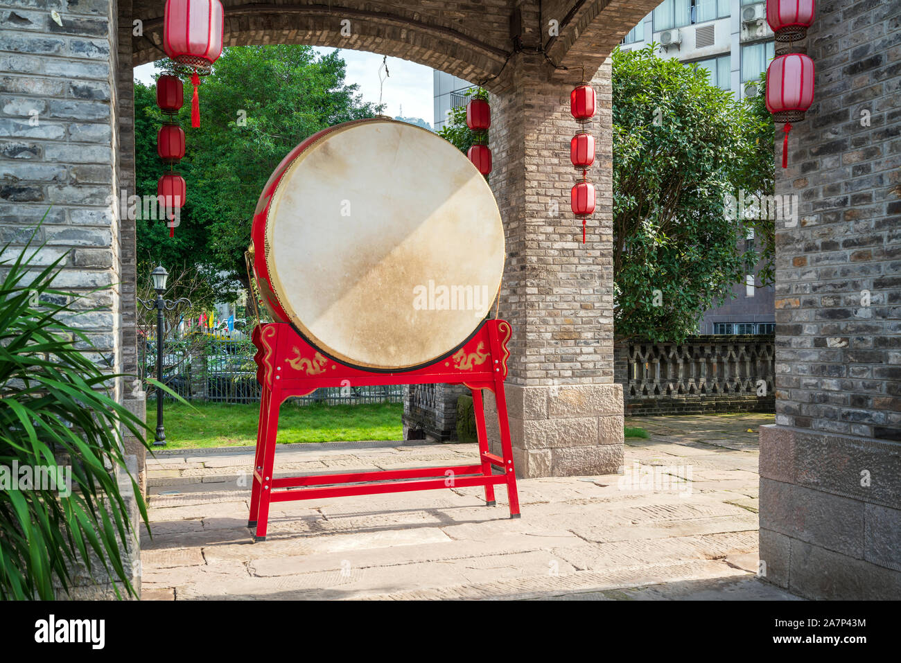 Il tamburo rosso è all'interno del padiglione, l'elemento di cinesi. Nan an District, Chongqing, la Cina. Foto Stock