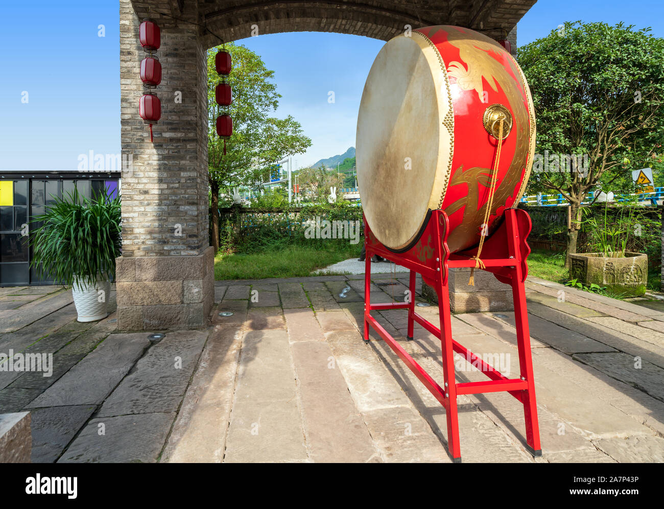 Il tamburo rosso è all'interno del padiglione, l'elemento di cinesi. Nan an District, Chongqing, la Cina. Foto Stock