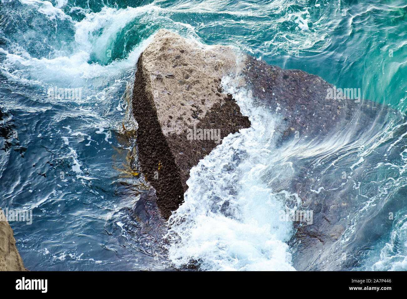 Onde che si infrangono sulle rocce dalla rupe in Oceano Pacifico, Australia Foto Stock
