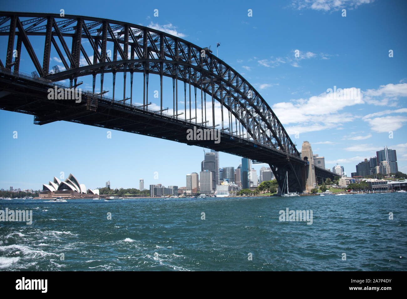 Sydney Harbour Bridge come visto dalla barca con opera in background Foto Stock