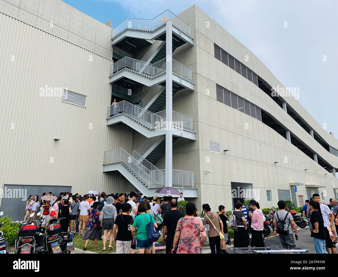 I clienti lasciano il primo mattone-e-mortaio store della Costco in Cina a Shanghai in Cina, 27 agosto 2019. Il secondo produttore al mondo di ri Foto Stock