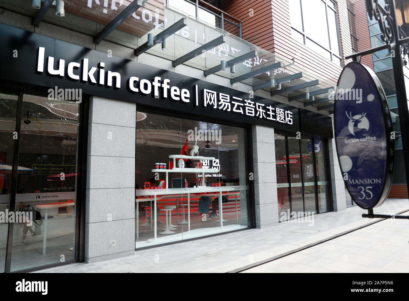 Vista del Ledao coffee shop lancio da Luckin Caffè e Netease musica Cloud in Cina a Shanghai, 7 agosto 2019. La Cina popolare caffè Luckin catena C Foto Stock