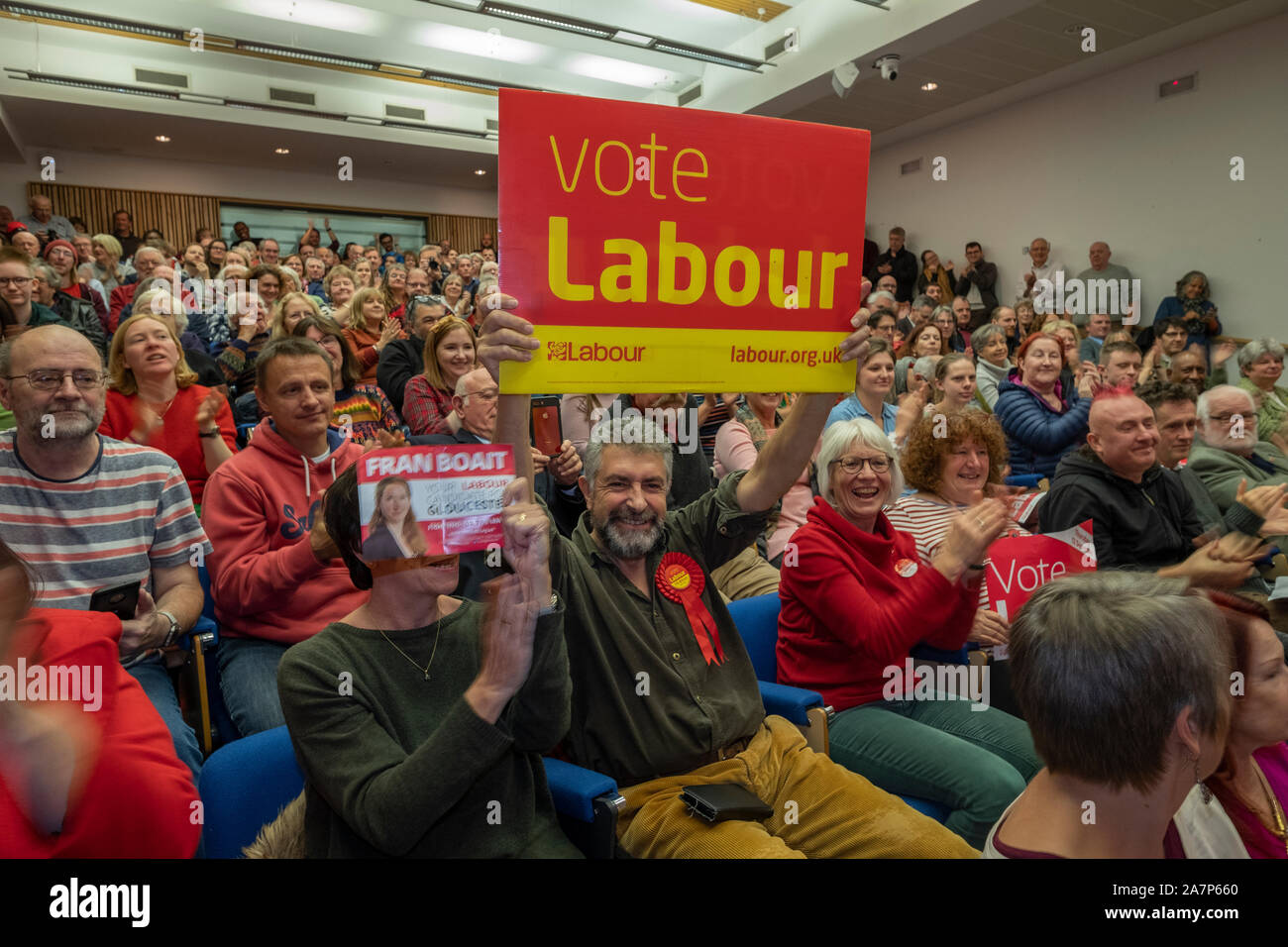 Elezione del Regno Unito 2019 raduno di lavoro tenutasi a Gloucester Università Oxstalls campus. Leader laburista Jeremy Corbyn visite Gloucester all'inizio della sua campagna per diventare primo Ministro. Foto Stock