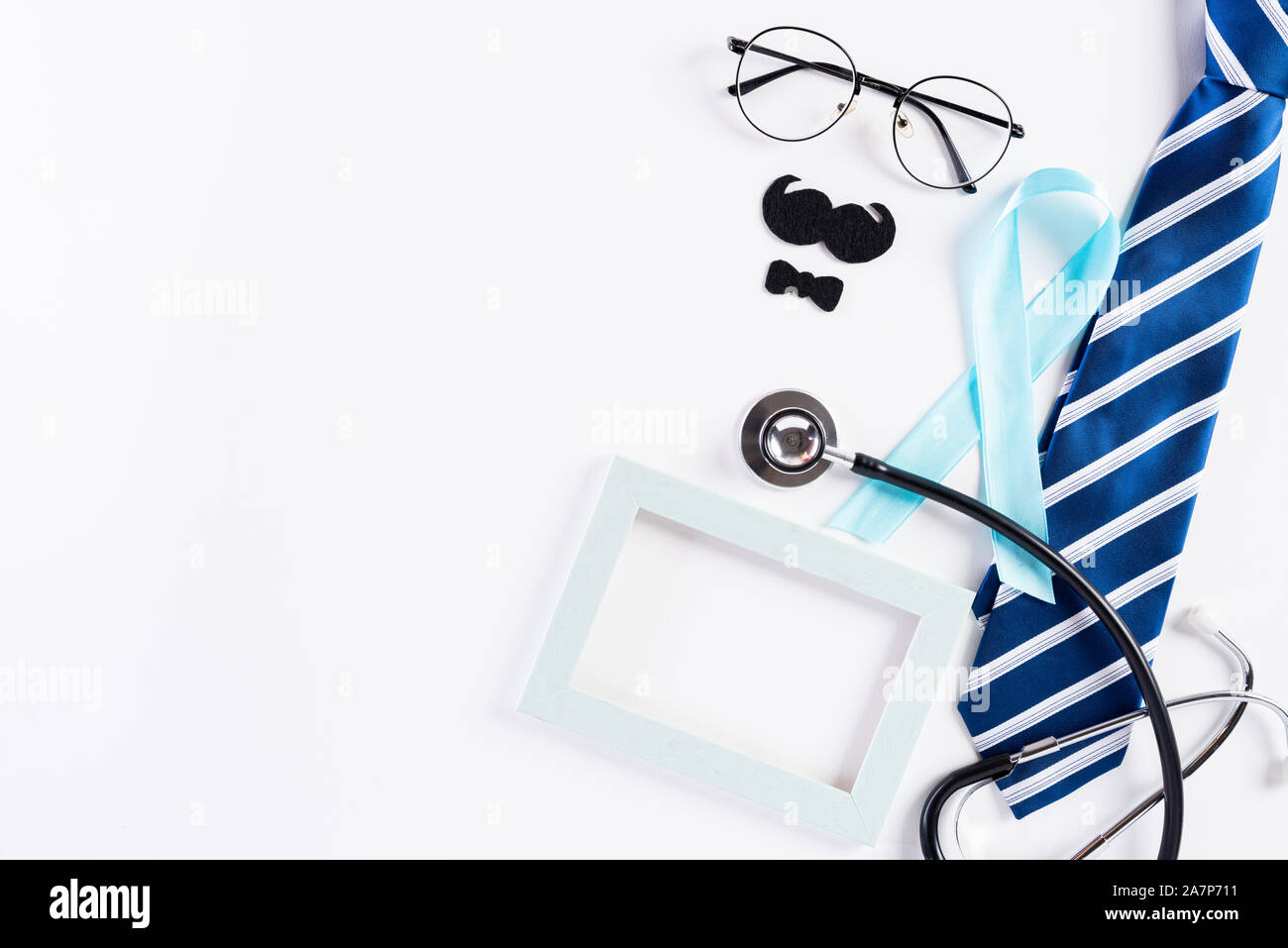 Nastro di colore blu con cravatta e uno stetoscopio su sfondo bianco che rappresenta un evento annuale durante il mese di novembre per aumentare la consapevolezza della salute dell'uomo Foto Stock
