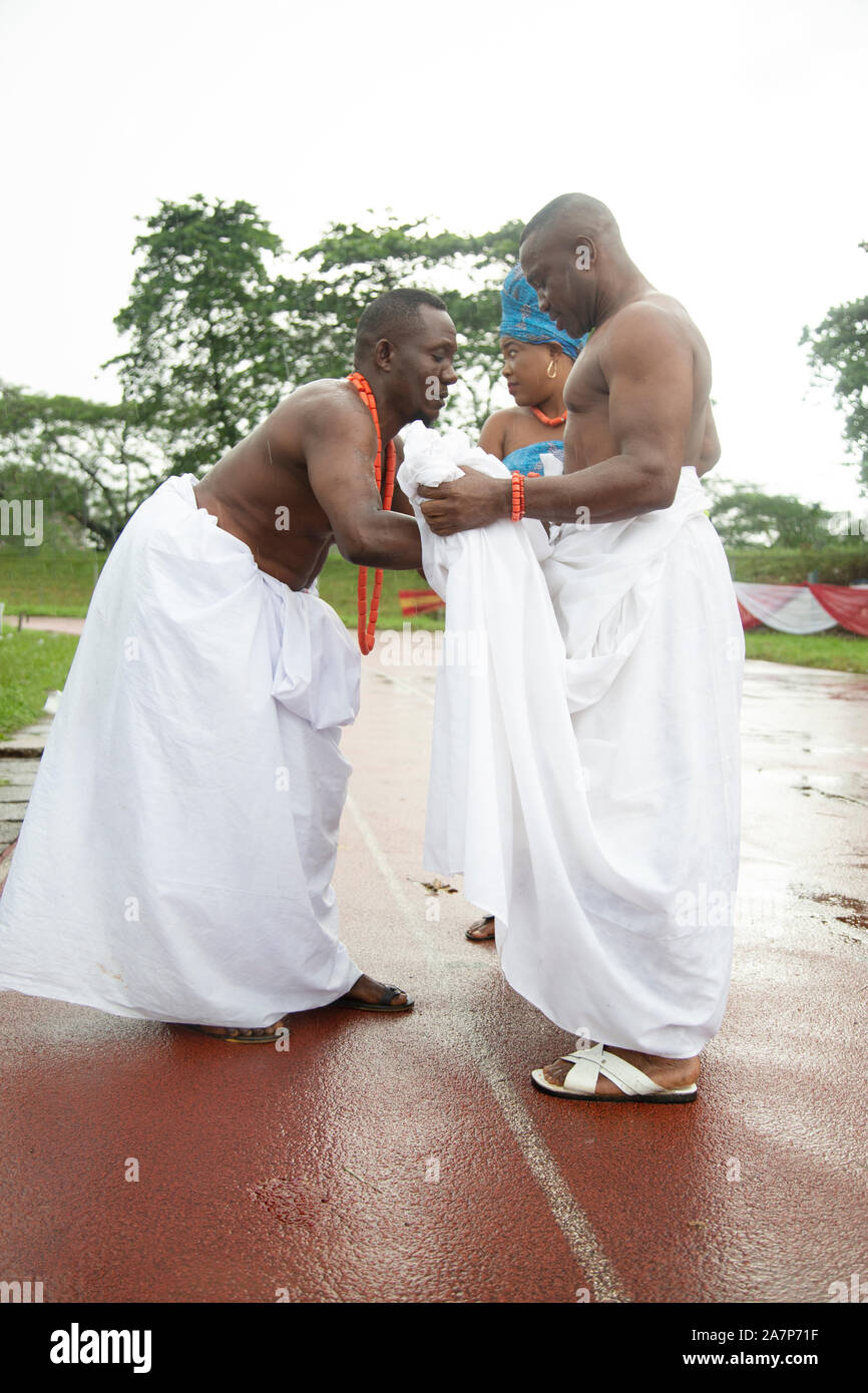 Gli uomini di Edo che aggiustano la loro vestizione prima del Festival Nazionale per l'Arte e la Cultura (NAFEST) nello Stato di Edo, Nigeria. Foto Stock