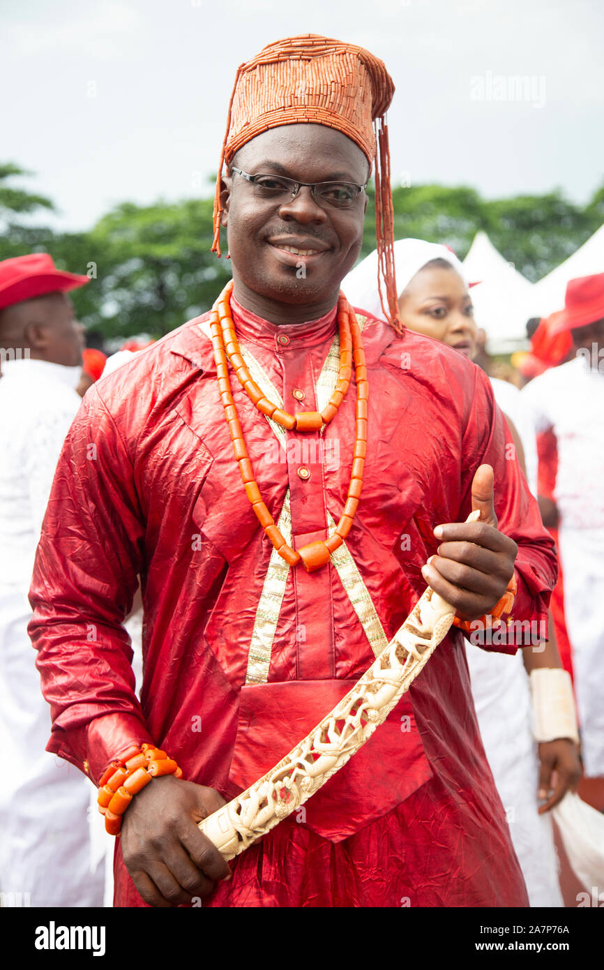 Un uomo nigeriano espone il suo costume culturale durante il Festival Nazionale delle Arti e della Cultura (NAFEST) nello Stato di Edo, in Nigeria. Foto Stock