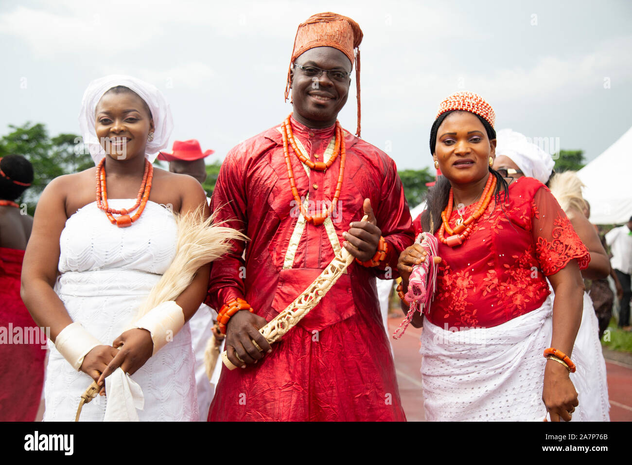 La truppa del Delta state posa con il loro costume tradizionale durante il Festival Nazionale per le Arti e la Cultura (NAFEST) in Edo state, Nigeria. Foto Stock